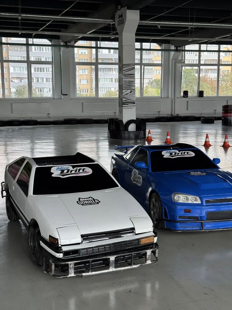 Мини-машины в кузовах Toyota AE86 и Nissan Skyline на арене Mini Drift в Минске