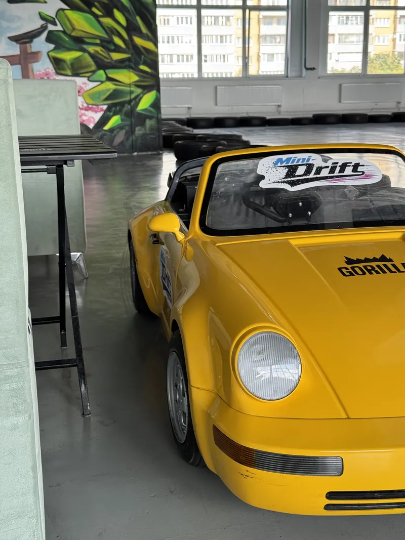 Жёлтая мини-машина в кузове Porsche 911 на дрифт-арене в Минске
