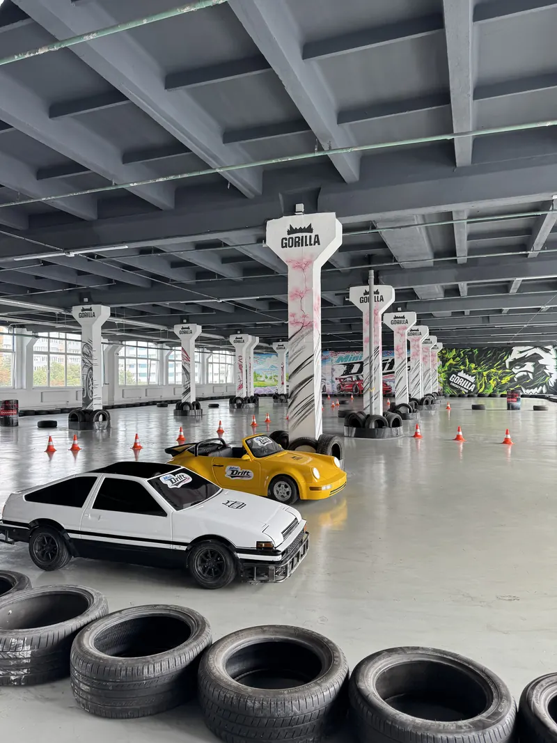 Зал мини дрифт-арены Mini Drift с трассой из конусов и покрышек